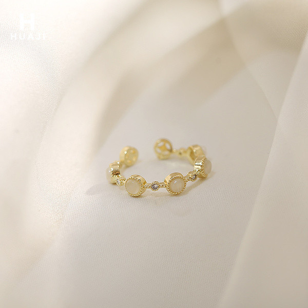 Moodne naiste õhuke sõrmus ja dekoratiivkivid