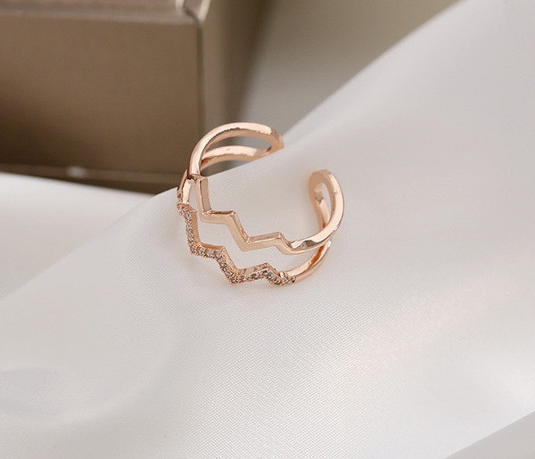 Naiste stiilne kivikestega sõrmus