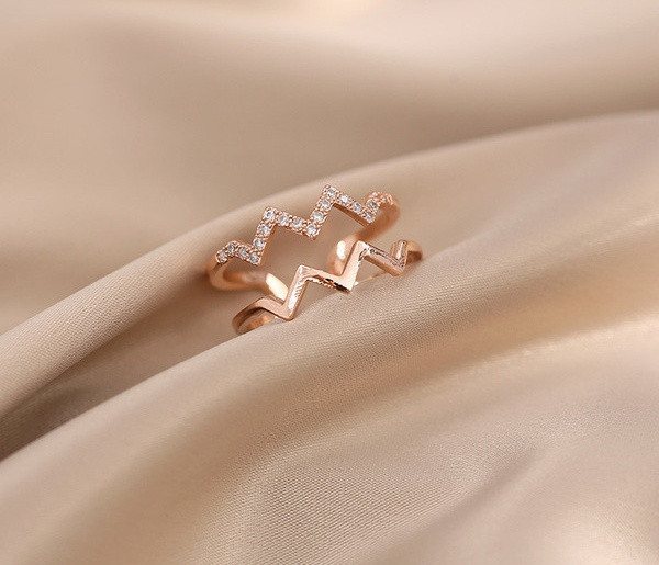 Naiste stiilne kivikestega sõrmus