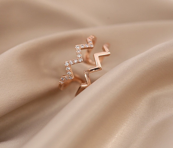 Naiste stiilne kivikestega sõrmus