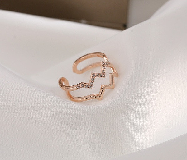 Naiste stiilne kivikestega sõrmus