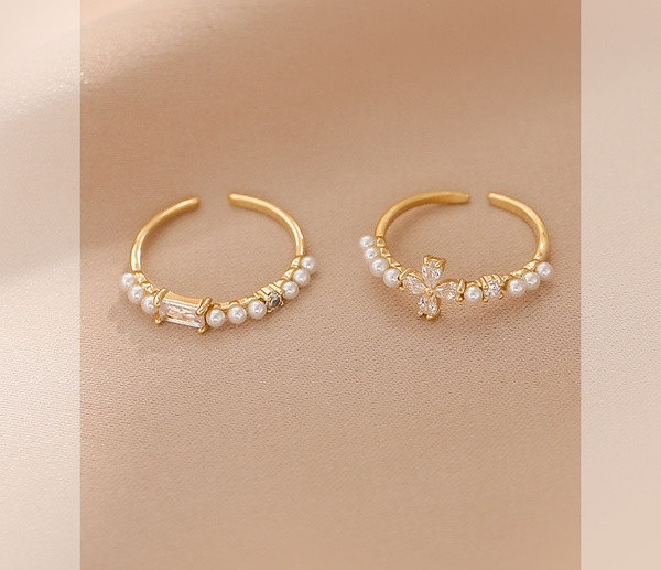 Aktuális női gyűrű két modellben, díszgyönggyel