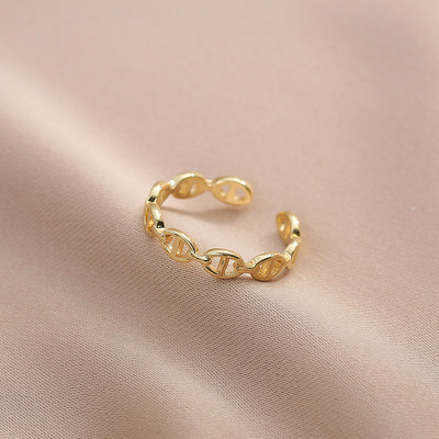 Moodne naiste sõrmuse tavaline mudel