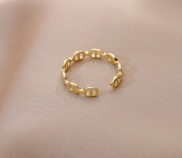 Moodne naiste sõrmuse tavaline mudel