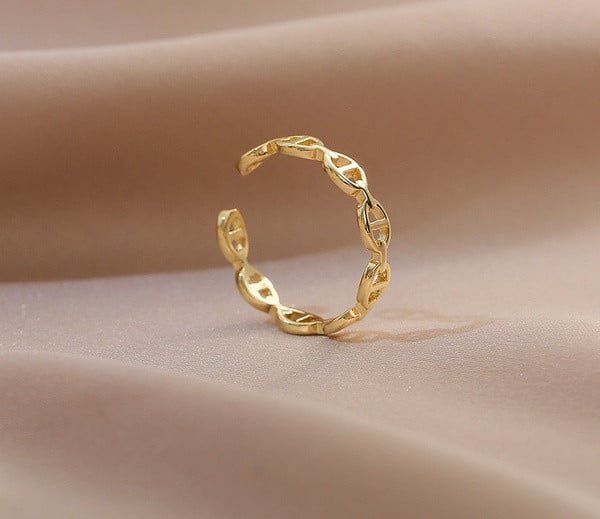 Moodne naiste sõrmuse tavaline mudel