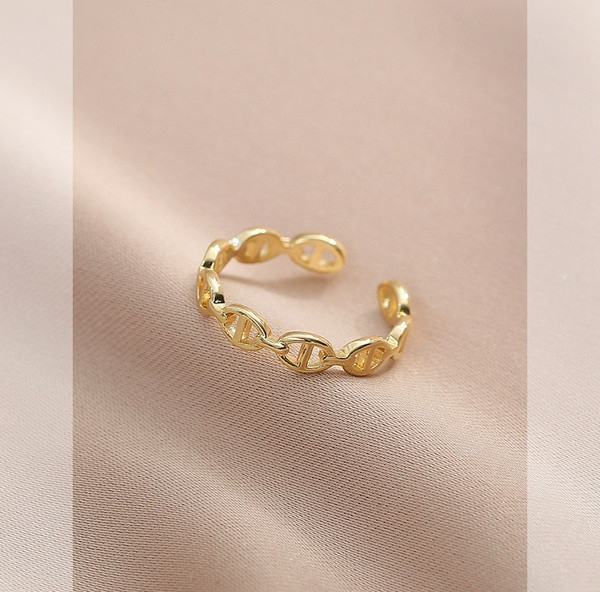 Moodne naiste sõrmuse tavaline mudel