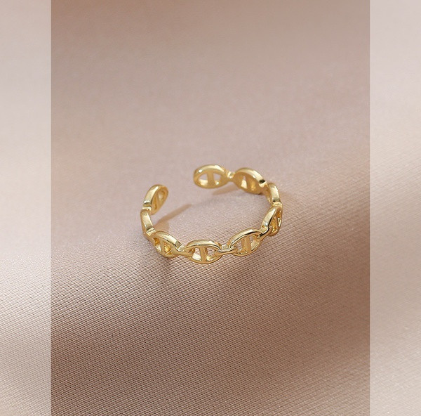 Moodne naiste sõrmuse tavaline mudel