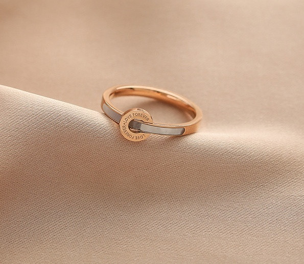 Elegantne naiste sõrmuseline mudel