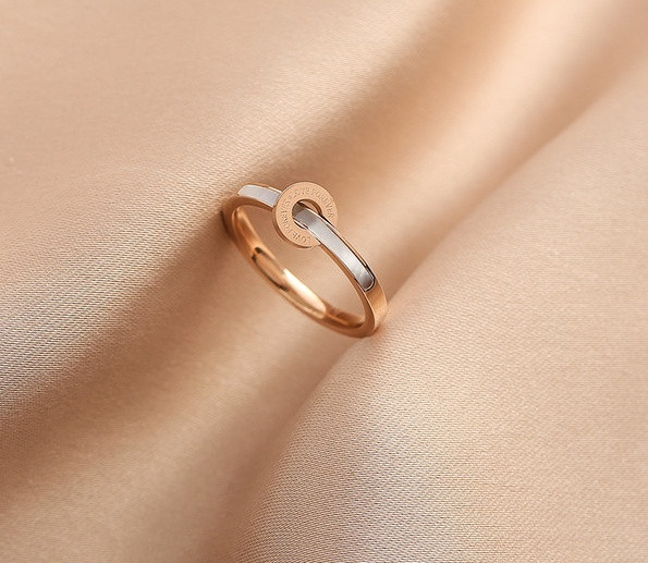 Elegantne naiste sõrmuseline mudel