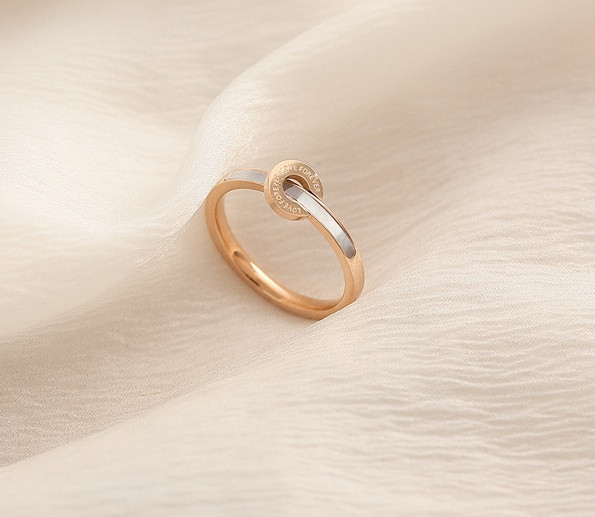 Elegantne naiste sõrmuseline mudel