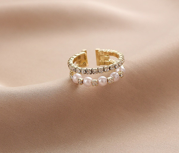 Moodne naiste sõrmus kivide ja pärlitega