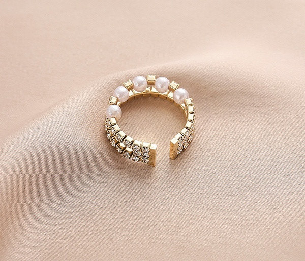 Moodne naiste sõrmus kivide ja pärlitega