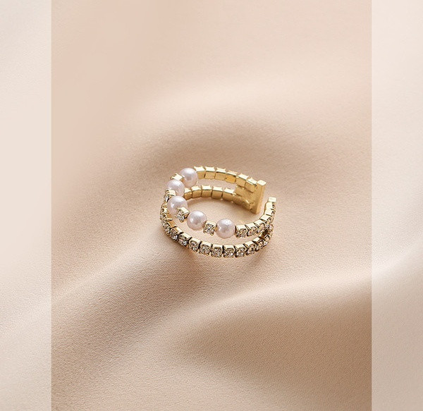 Moodne naiste sõrmus kivide ja pärlitega