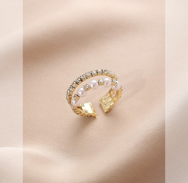 Moodne naiste sõrmus kivide ja pärlitega