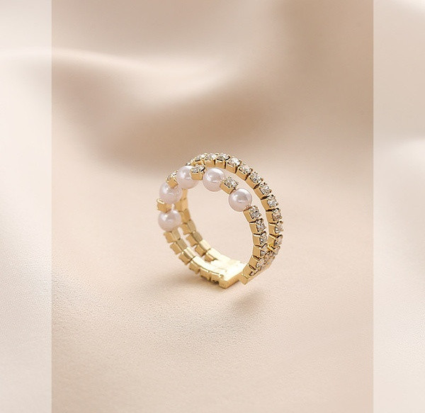 Moodne naiste sõrmus kivide ja pärlitega