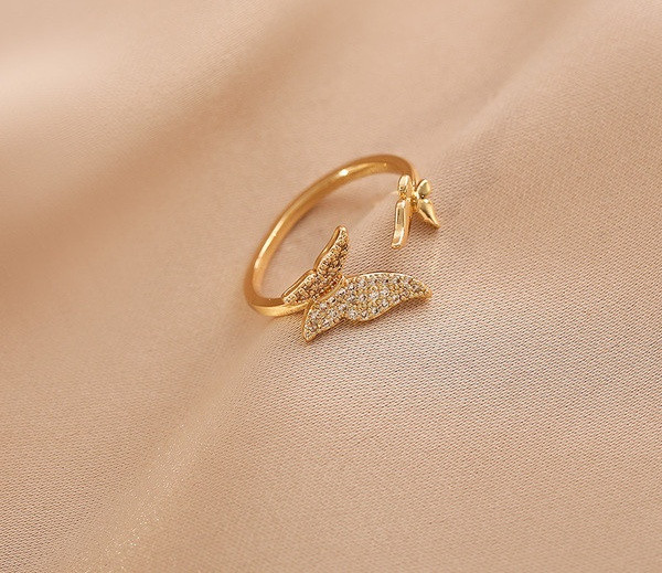 Igapäevane naiste sõrmus liblikate ja kividega