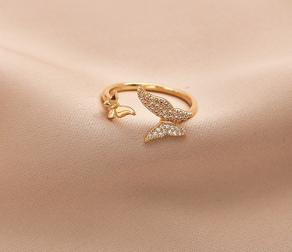 Igapäevane naiste sõrmus liblikate ja kividega