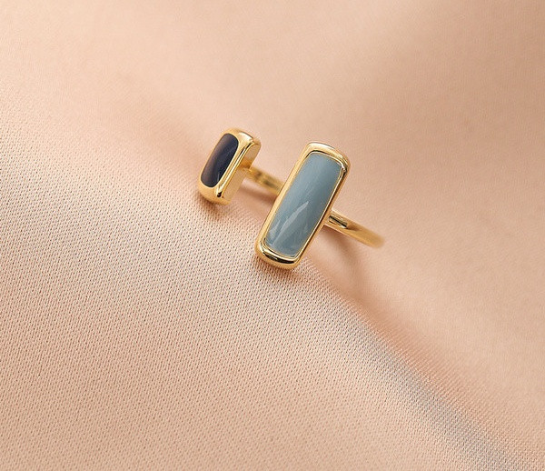 Stiilne naiste õhuke kivikestega sõrmus