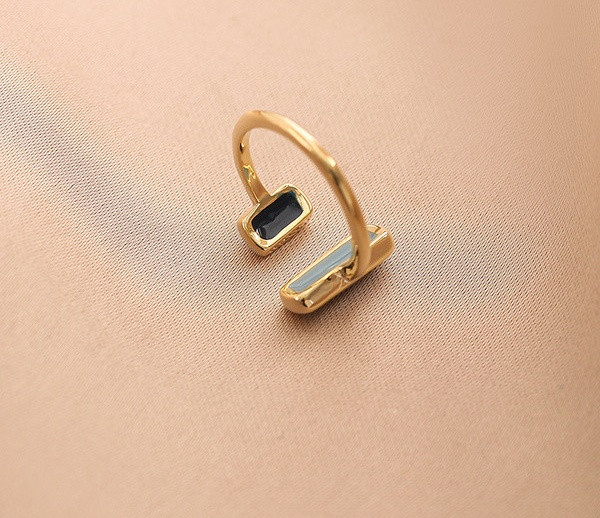 Stiilne naiste õhuke kivikestega sõrmus