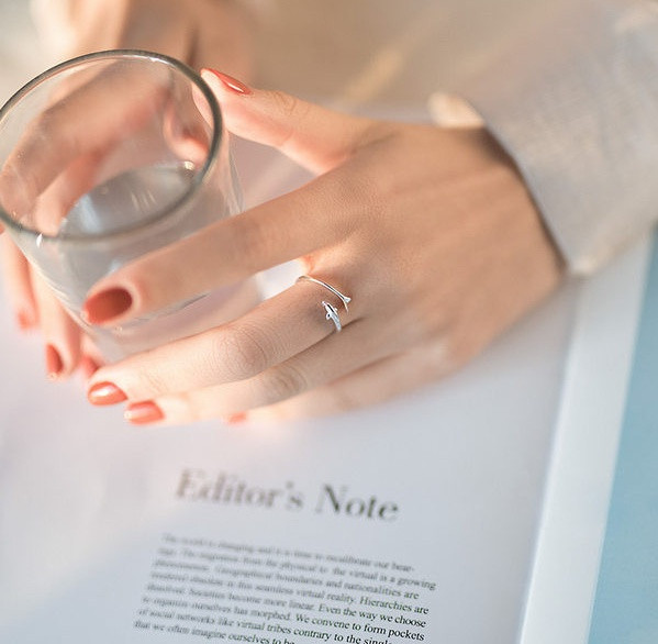 Praegune naiste õhukese sõrmuse mudel