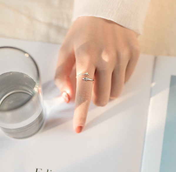 Praegune naiste õhukese sõrmuse mudel