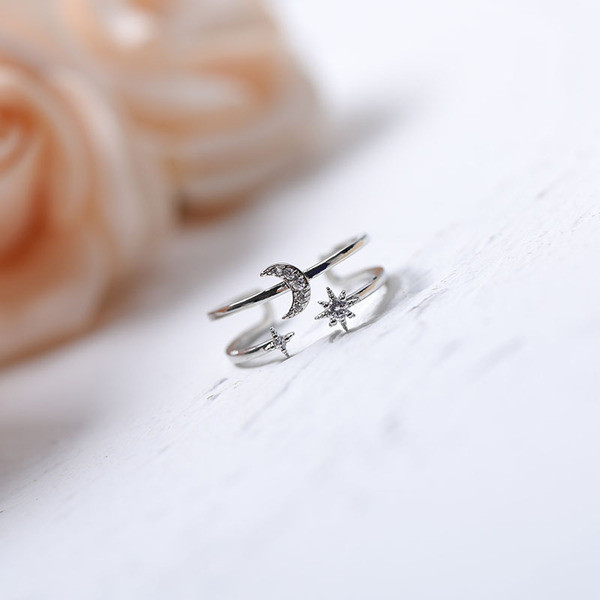 Modern női gyűrű kövekkel, vékony mintával