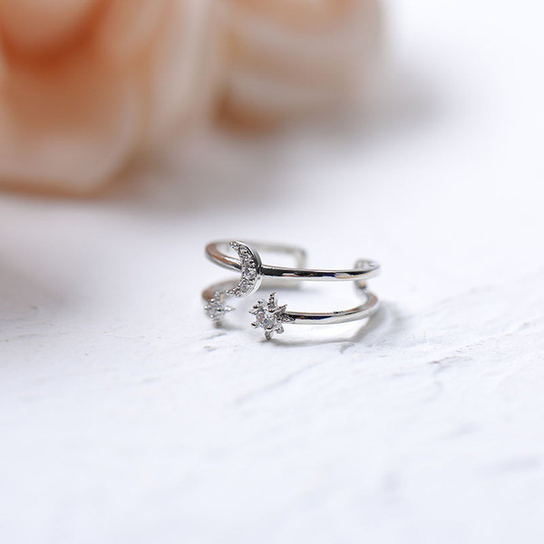 Modern női gyűrű kövekkel, vékony mintával