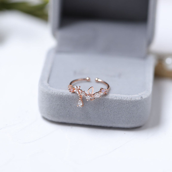 Praegune kahe mudeliga kividega naiste sõrmus