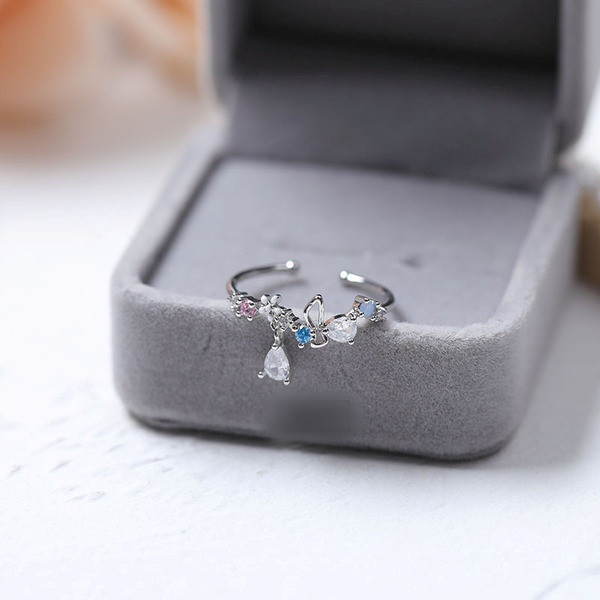 Praegune kahe mudeliga kividega naiste sõrmus