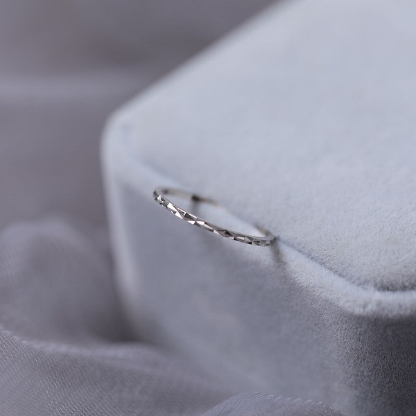 Naiste vabaaja sõrmuse õhuke mudel