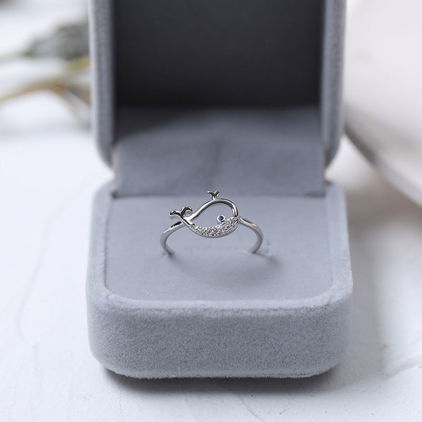 Stílusos női vékony kövekkel díszített gyűrű