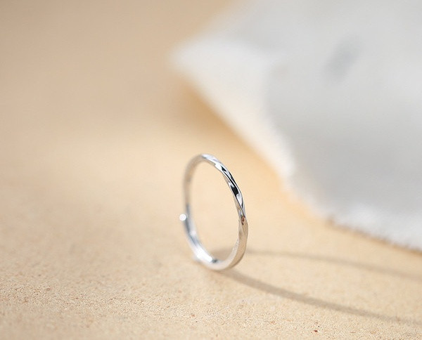 Naiste vabaaja õhuke sõrmusmudel