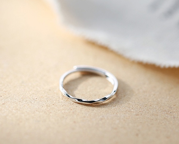 Naiste vabaaja õhuke sõrmusmudel