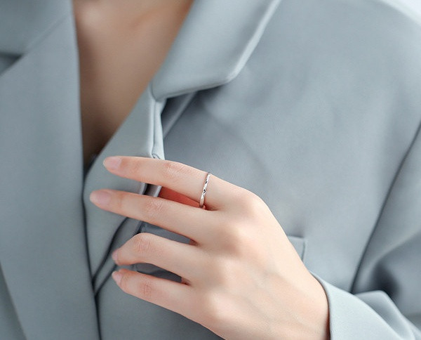 Naiste vabaaja õhuke sõrmusmudel