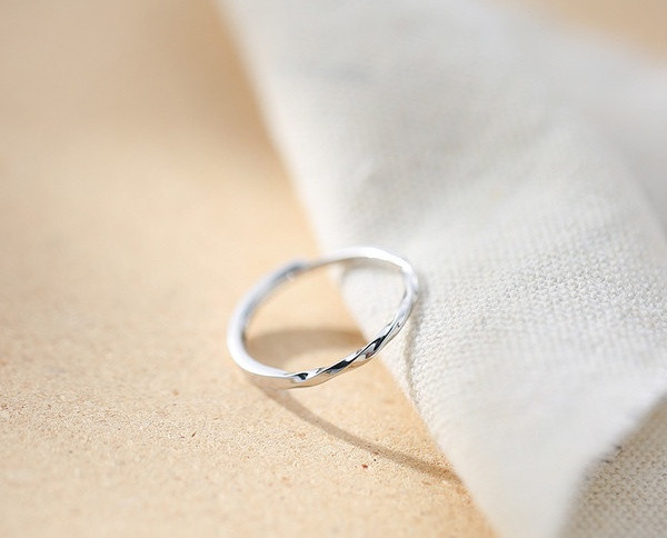 Naiste vabaaja õhuke sõrmusmudel