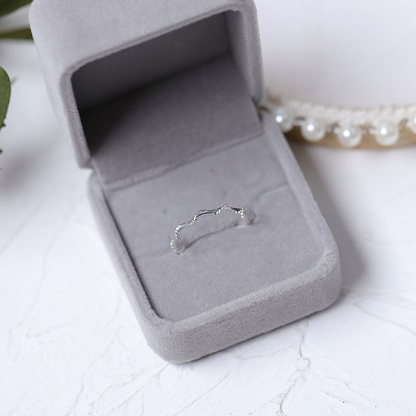 Naiste stiilne sõrmuse õhuke mudel