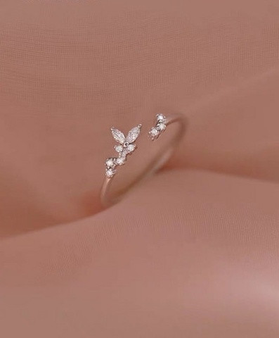 Moodne naiste sõrmus lillede ja kividega