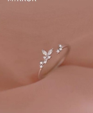 Moodne naiste sõrmus lillede ja kividega