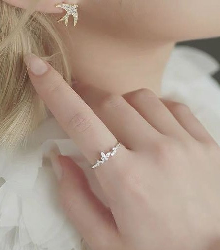 Модерен дамски пръстен с цветя и камъни
