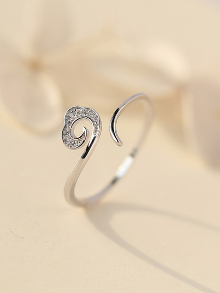 Moderan ženski tanki prsten s kamenčićima jednobojni model