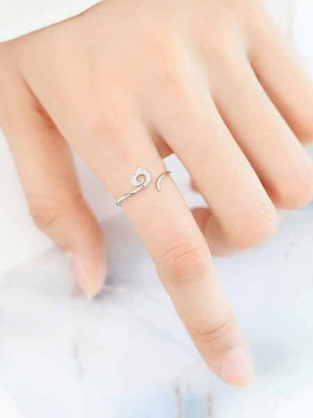 Moderan ženski tanki prsten s kamenčićima jednobojni model