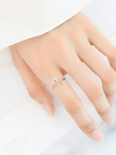 Moderan ženski tanki prsten s kamenčićima jednobojni model