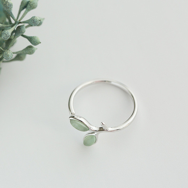 Aktuaalne naiste õhuke kivikestega sõrmus