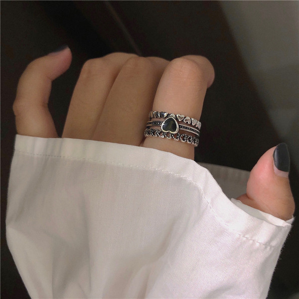 Naiste aktuaalne sõrmus südame ja kiviga