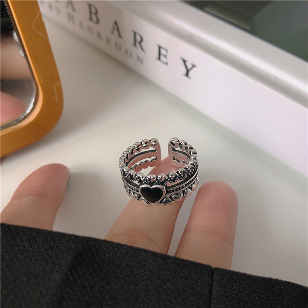 Naiste aktuaalne sõrmus südame ja kiviga