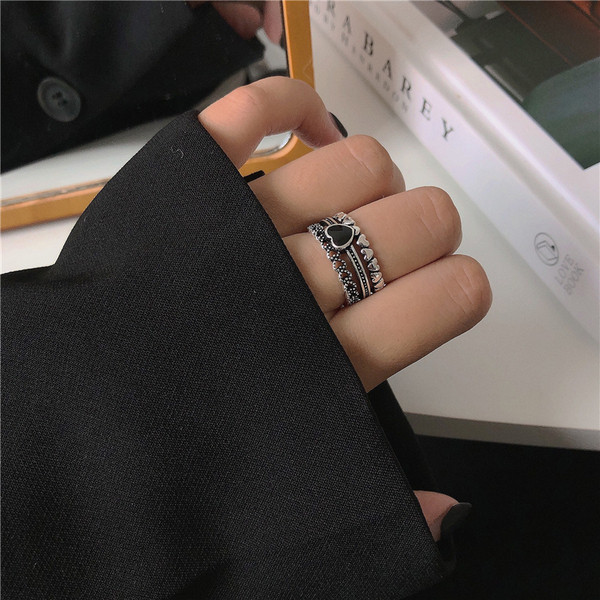 Naiste aktuaalne sõrmus südame ja kiviga