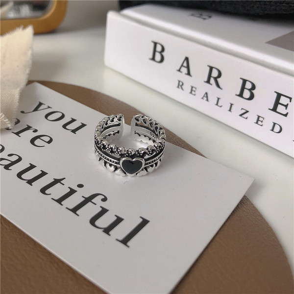 Naiste aktuaalne sõrmus südame ja kiviga