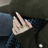 Praegune naiste lai sõrmus kahes mudelis