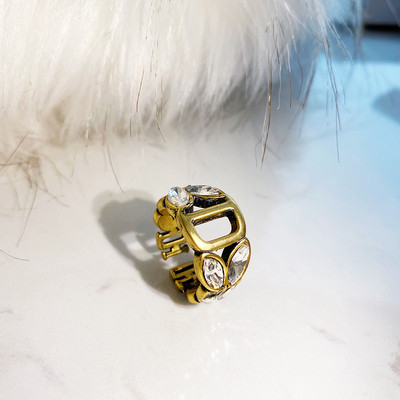 Praegune naiste lai sõrmus kahes mudelis