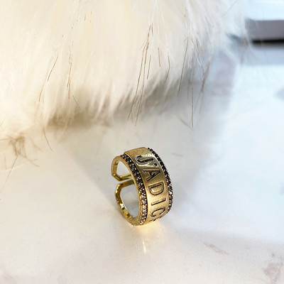 Praegune naiste lai sõrmus kahes mudelis